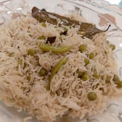 A picture of Matar pulao with timator ki chutney.