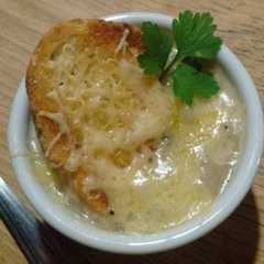 Una foto de Sopa de cebollas gratinada