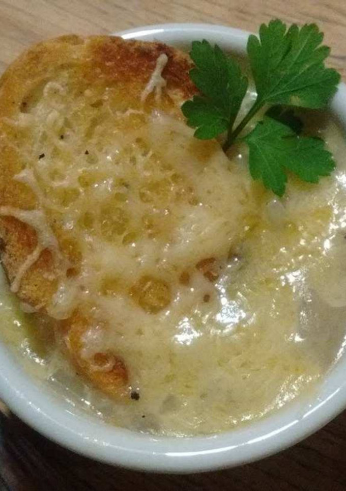 Una foto de Sopa de cebollas gratinada