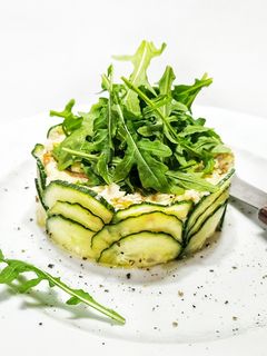 Una foto de Ensaladilla de atún y encurtidos