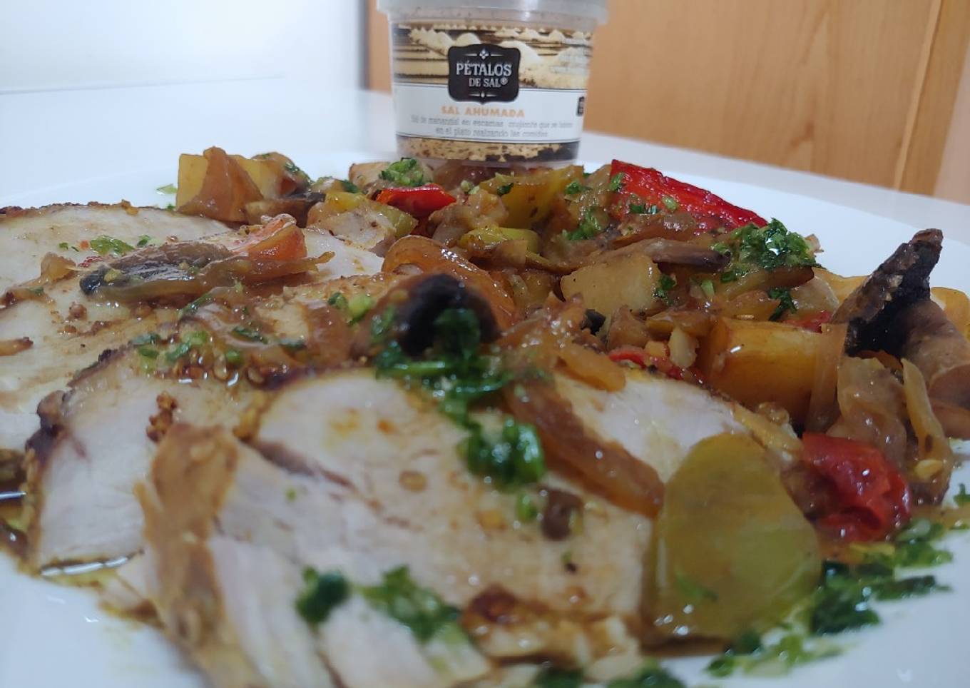 Redondo de lomo en soja ajioji con champiñón y verduras