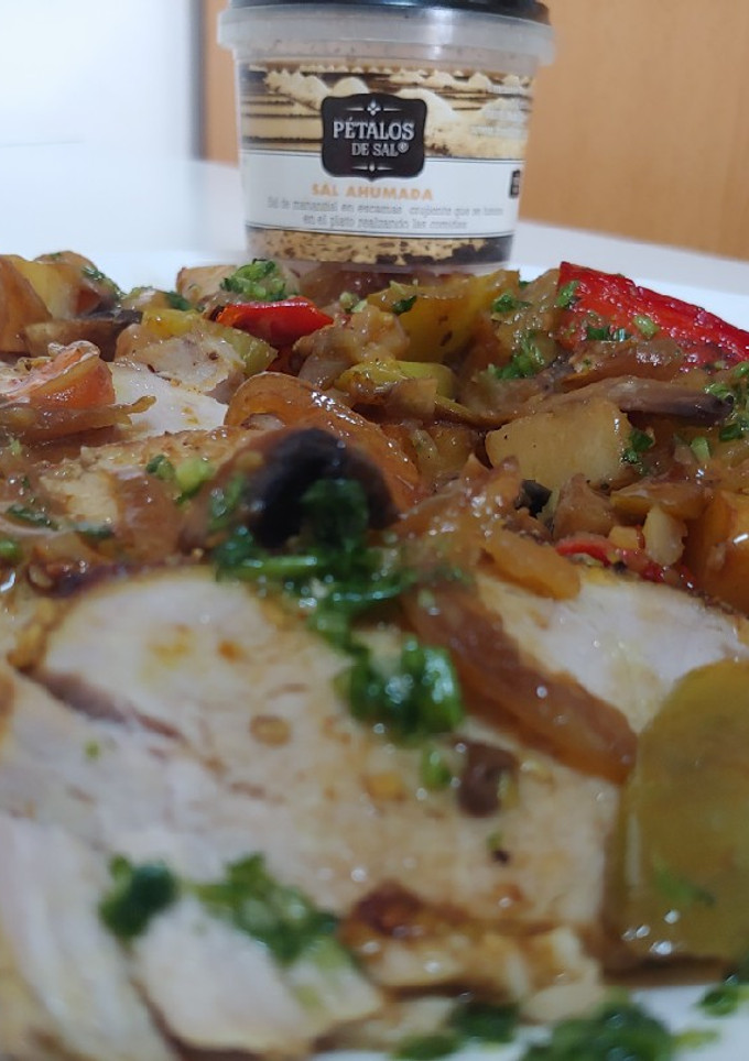 Una foto de Redondo de lomo en soja ajioji con champiñón y verduras