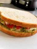 Sandwich frais à l’avocat, salade, tomate & emmental