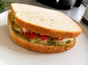 Une photo de Sandwich frais à l’avocat, salade, tomate & emmental