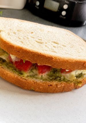 Une photo de Sandwich frais à l’avocat, salade, tomate & emmental