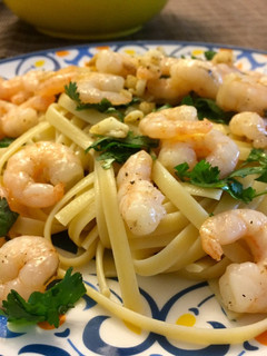 Una foto de Camarones salteados y fideos