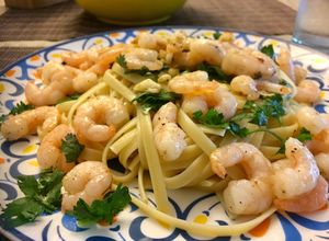 Una foto de Camarones salteados y fideos
