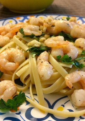 Una foto de Camarones salteados y fideos
