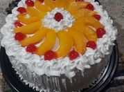 Una foto de chantilly con cerezas