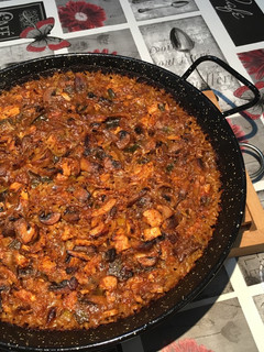 Una foto de Arroz al horno de pollo con champiñones