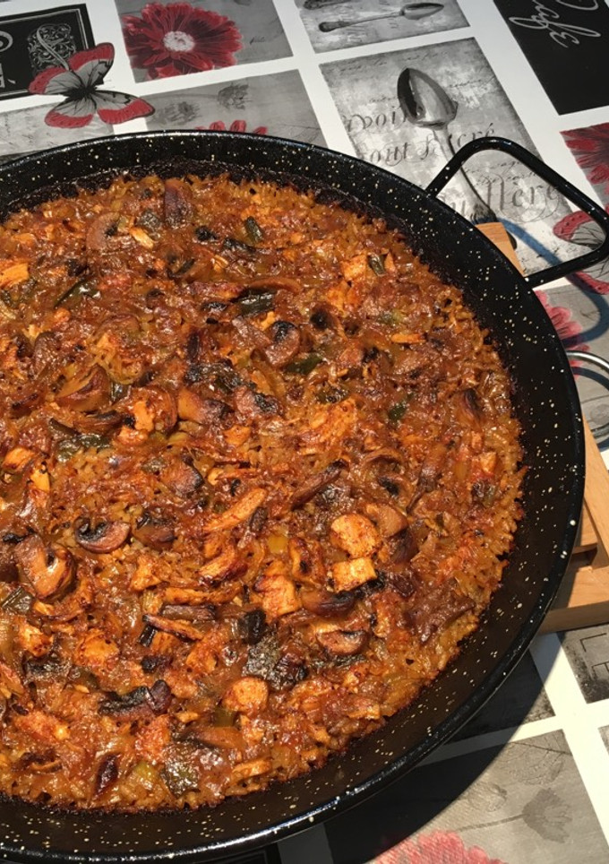 Una foto de Arroz al horno de pollo con champiñones
