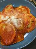 Ravioli com molho de tomate