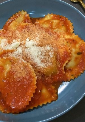 Foto de Ravioli com molho de tomate