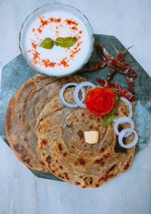 स्पाइसी लच्छा पराठा रेसिपी मुख्य फोटो