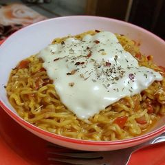 A picture of Cheesy maggi.