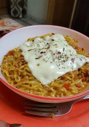 A picture of Cheesy maggi.