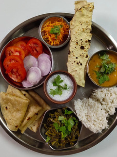 ગુજરાતી થાળી રેસીપી મુખ્ય ફોટો