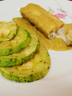 Una foto de Lomo de merluza con crema de berenjenas y calabacín al horno