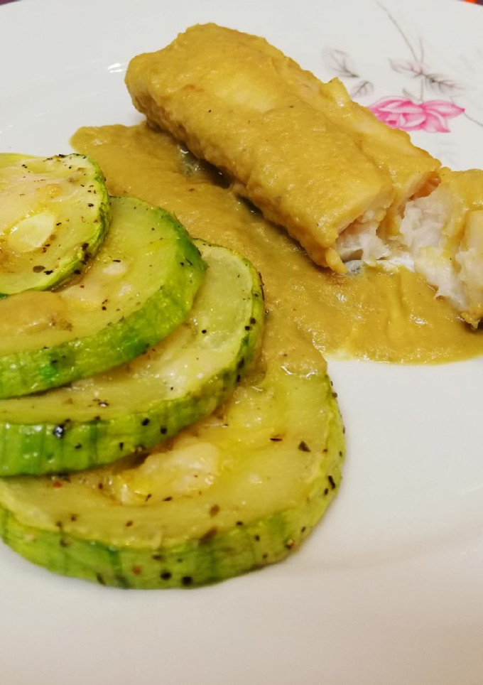 Una foto de Lomo de merluza con crema de berenjenas y calabacín al horno