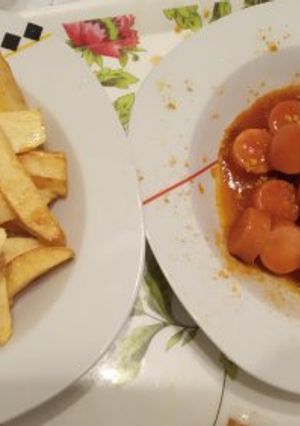 Φωτογραφία της συνταγής Λουκάνικα Φρανκφούρτης με σως κάρυ και τηγανητές πατάτες