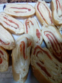 Una foto de Canapés de salmón ahumado y paté salado