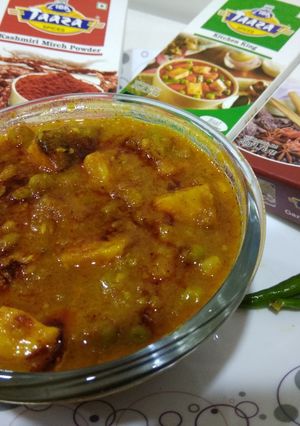A picture of Matar Paneer.