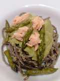 Spaghetti di riso venere con crema di asparagi e salmone in scatola