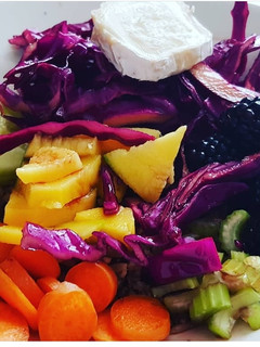 Una foto de Ensalada con frutas, verduras y queso de cabra