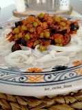 Noodles de arroz con salsa de berenjena y guisantes
