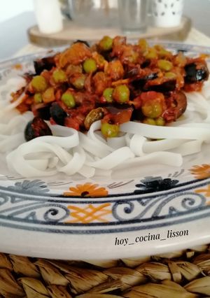 Una foto de Noodles de arroz con salsa de berenjena y guisantes