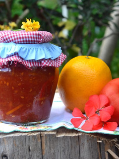 Una foto de Mermelada de tomate y naranja🍅🍊