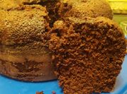 Una foto de bizcochuelo de chocolate con cacao chocolatada