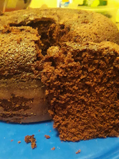 Una foto de Bizcochuelo de chocolate Fácil y Esponjoso sin leche
