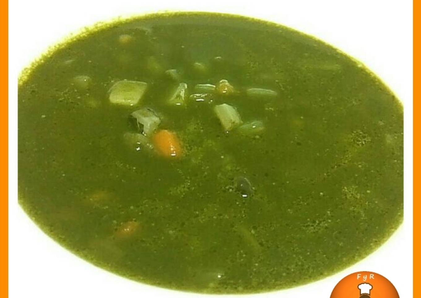 Sopa de acelgas con trocitos de verduras