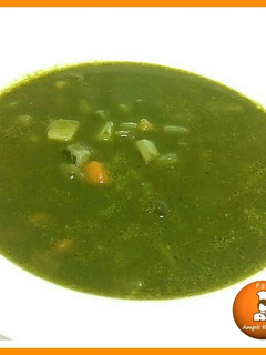 Una foto de Sopa de acelgas con trocitos de verduras
