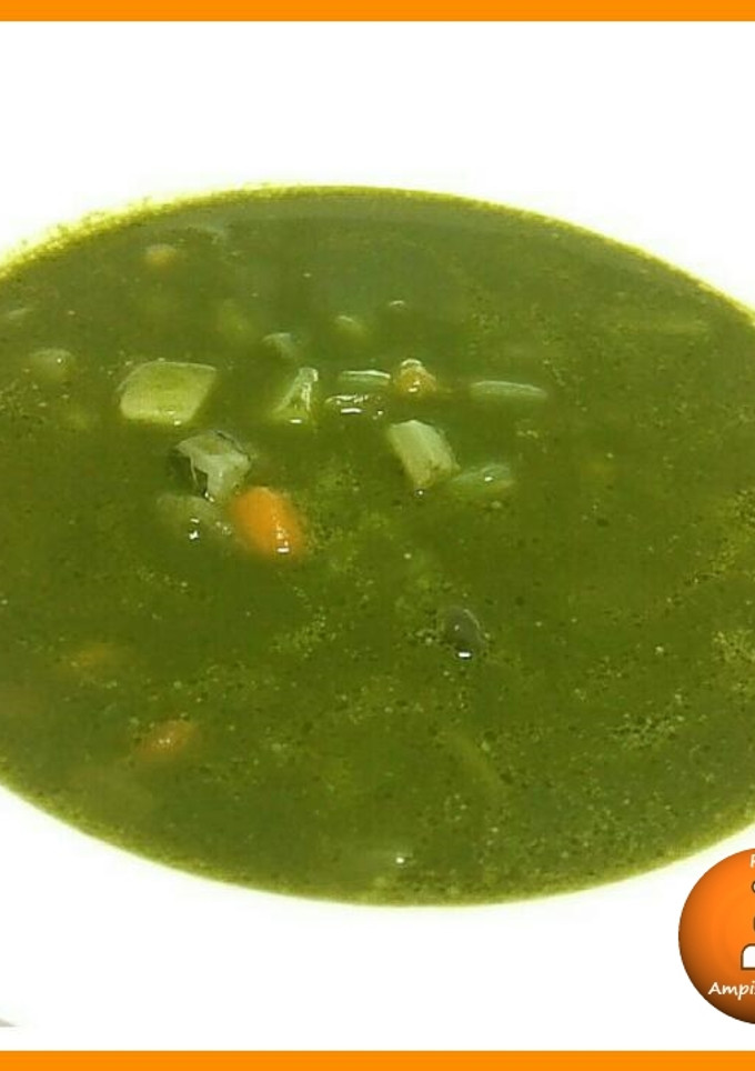 Una foto de Sopa de acelgas con trocitos de verduras