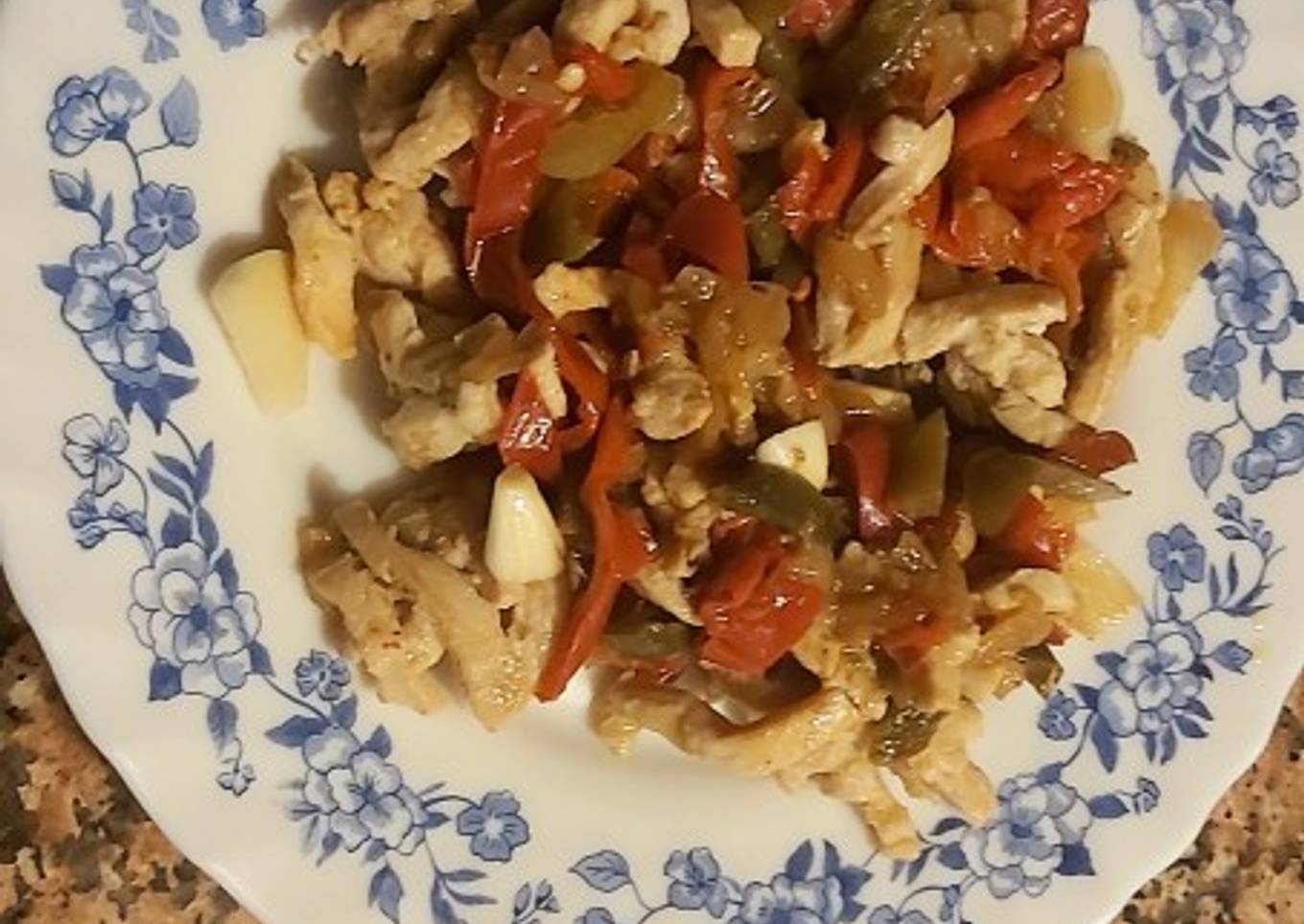 Tiras de pechuga con pimientos