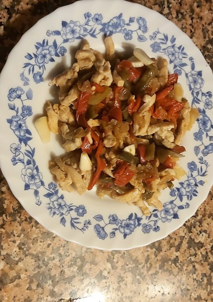 Una foto de Tiras de pechuga con pimientos