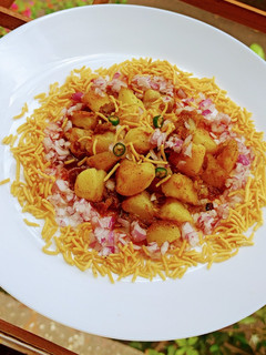 फ्राइड आलू की चटपटी चाट (Fried aloo ki chatpati chaat recipe in hindi) रेसिपी मुख्य फोटो
