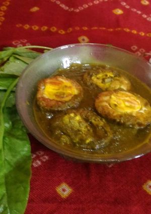 A picture of Palak Egg Curry.