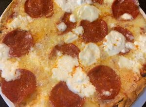 Una foto de Pizza crunchi pepperoni con extra queso FÁCIL Y RÁPIDA