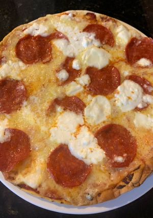Una foto de Pizza crunchi pepperoni con extra queso FÁCIL Y RÁPIDA