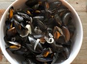 Une photo de recettes moules vin blanc