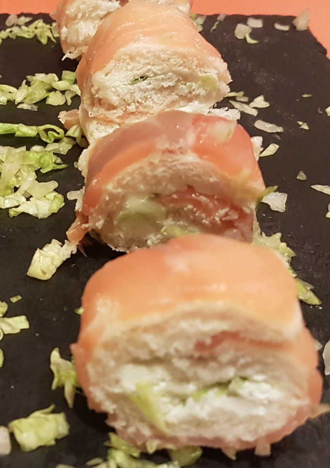 Una foto de Canapés de salmón con pan de molde