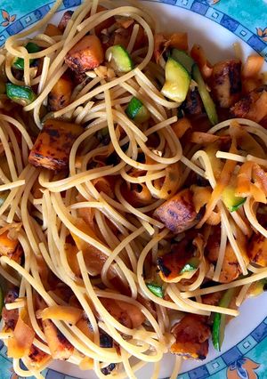 Una foto de Salteado de verduras con fideos🍝