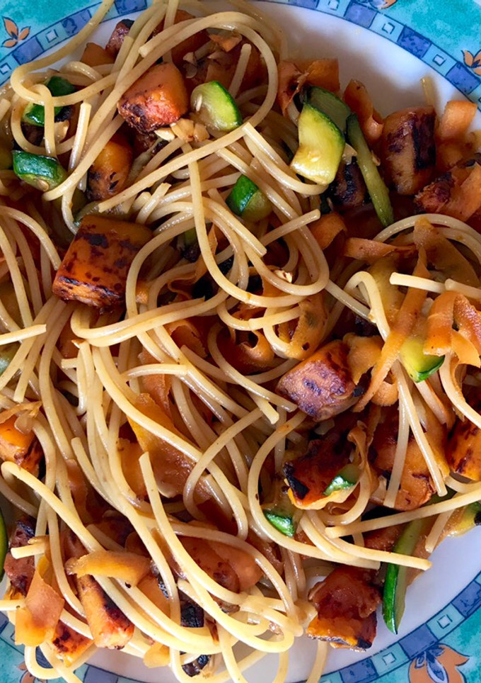 Una foto de Salteado de verduras con fideos🍝
