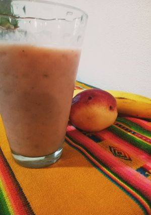 Una foto de Licuado multifruta de banana durazno y sandía 🍉🍑🍌