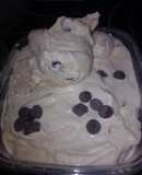 Helado de vainilla y chips de chocolate en robot MC