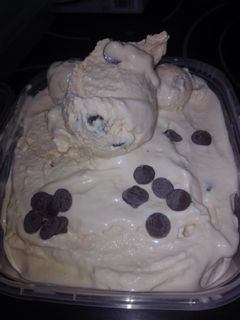 Una foto de Helado de vainilla y chips de chocolate en robot MC