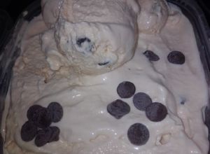 Foto principal de Helado de vainilla y chips de chocolate en robot MC